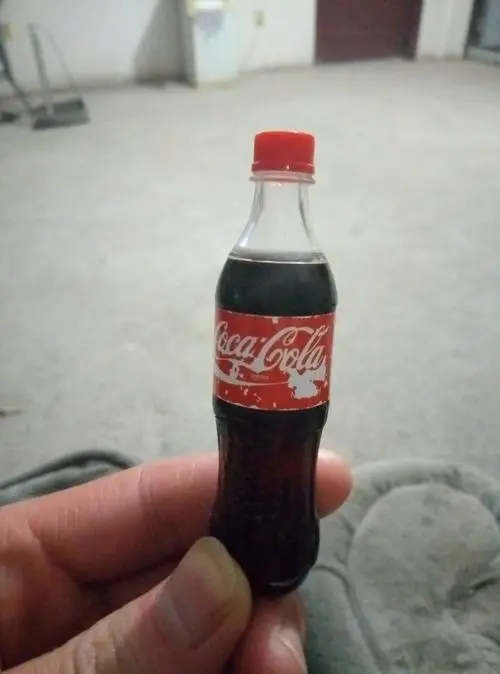 世界上最小的可乐：比手指还小却可以真的喝-第2张图片-飞扬号
